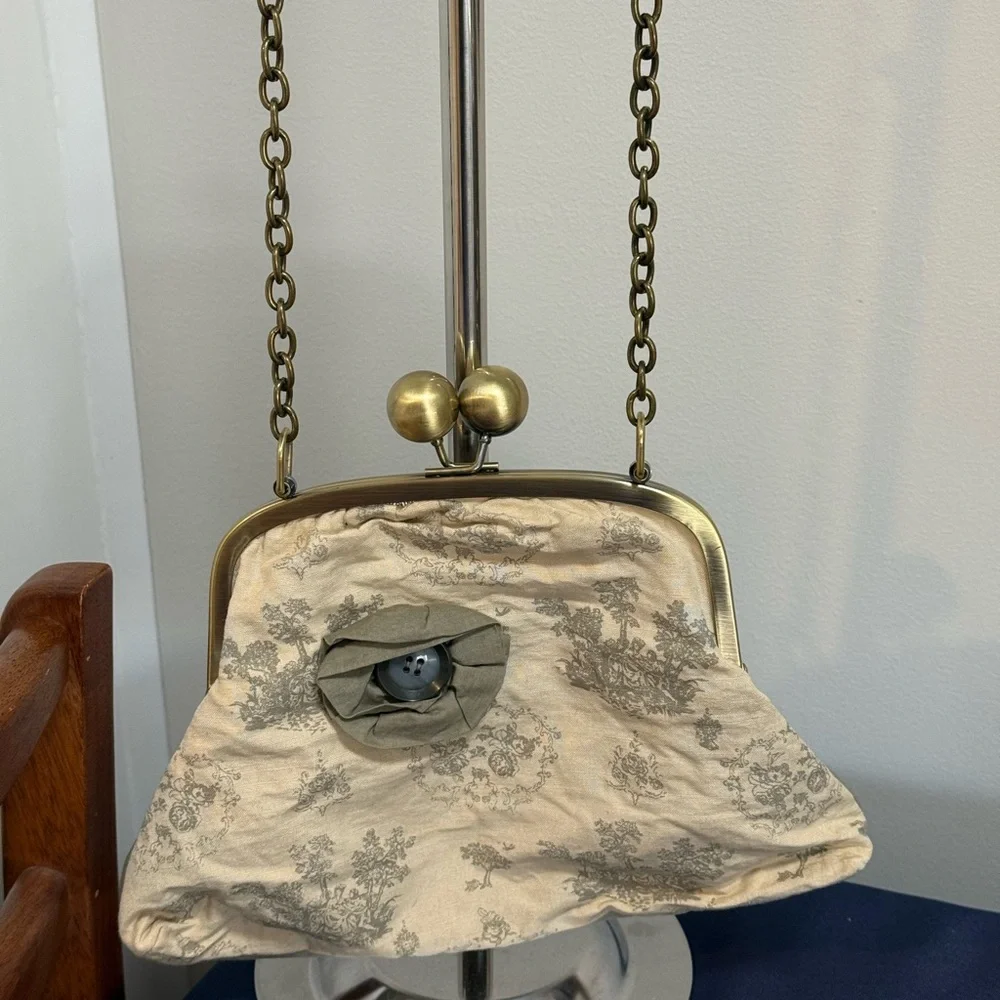 Dafne Kiss Lock Shoulder Bag, Metal Chain Ivory/Green Flower, Vintage Inspired